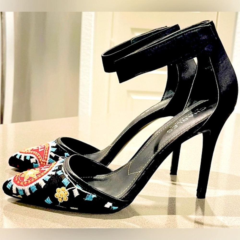 CHARLES BY CHARLES DAVID Pointer Pump Size 8 Color-BlackEmbroidered/Mesh 💕